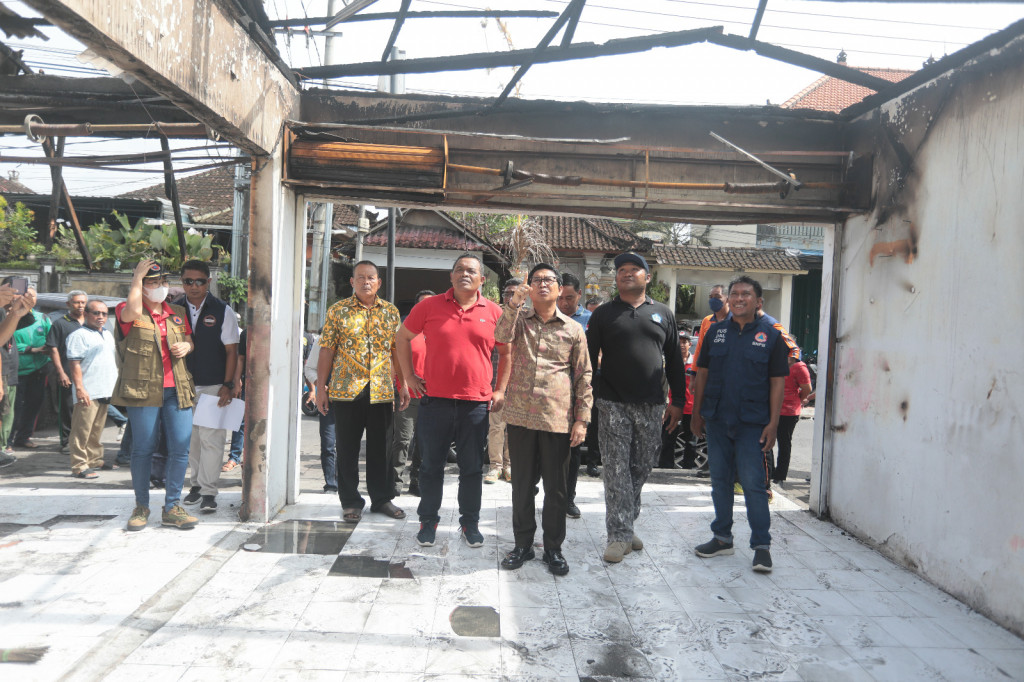 Sekda Adi Arnawa Tinjau Kebakaran di Desa Buduk Kecamatan Mengwi